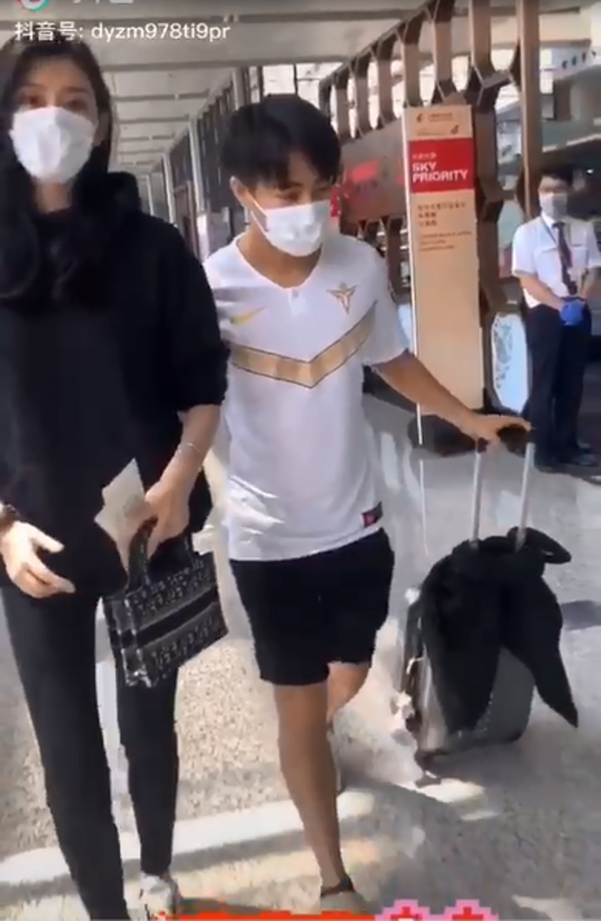 全因何猷君與奚夢瑤二人的身影相比夫妻