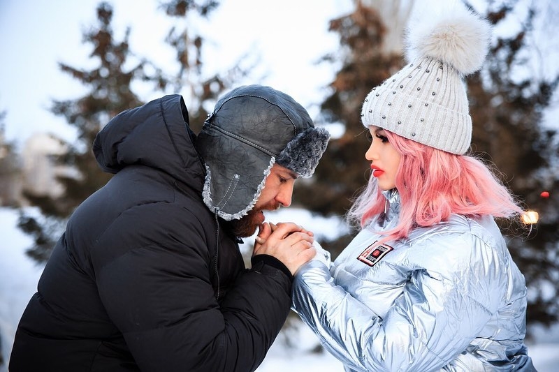 Yuri Tolochko跟吹氣公仔女友Margo在拍拖8個月後,就視對方為終生伴侶,於是在上年12月就跟她求婚