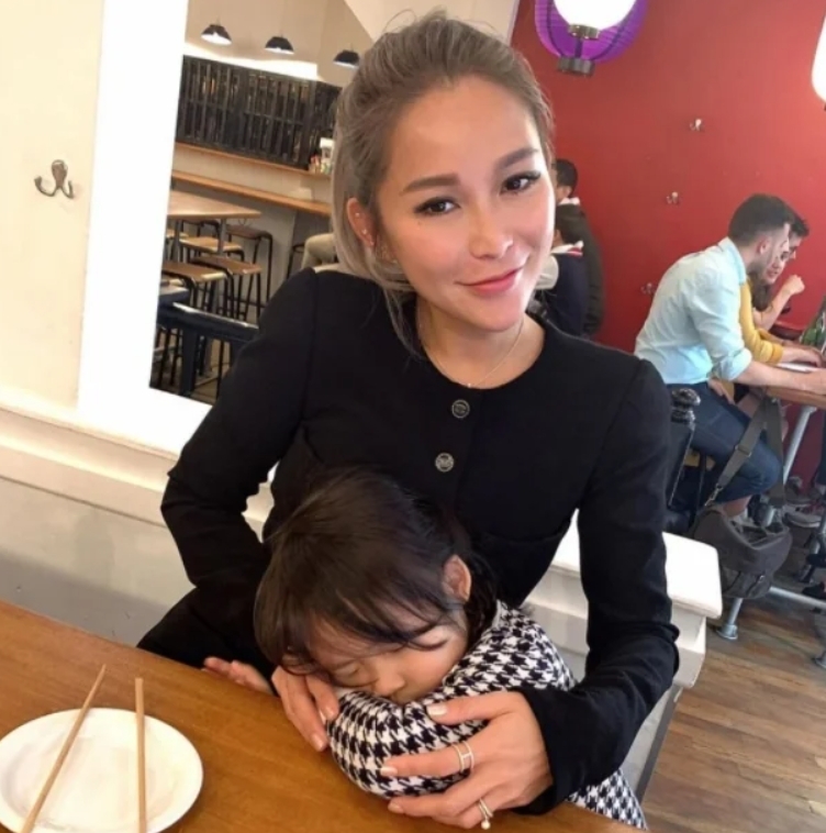 洗米嫂陳慧玲(Heidi)則為洗米華誕下女兒周梓童及周羨童,