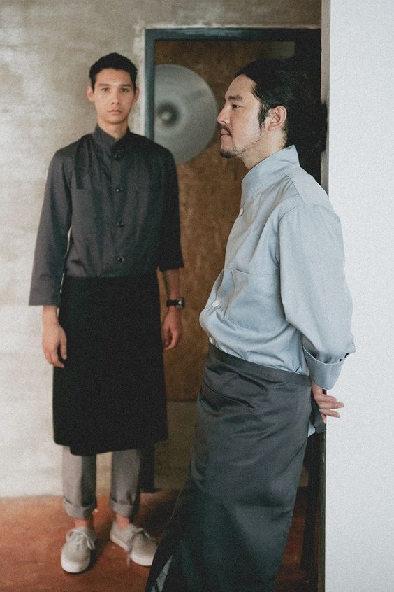 自從日前酒店staycation爆出客人違規房間人數繼而再投訴酒店的事件後，大眾都發現從事酒店業的工作都需要很高EQ。近日，在酒店的自助餐部竟然又發生一件刁蠻客人失態的事件。該位酒店侍應在討論區上大吐苦水，不少網民也為他感到不忿，並紛紛大讚他的專業。