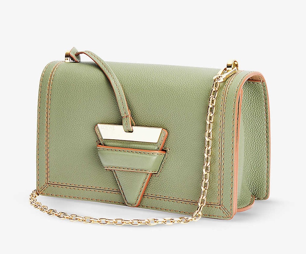 【LOEWE名牌手袋】LOEWE人氣高企的「Barcelona」手袋成了入門top之選～典型的長方形設計飾以金屬三角形封口，令整個質感大大提升～