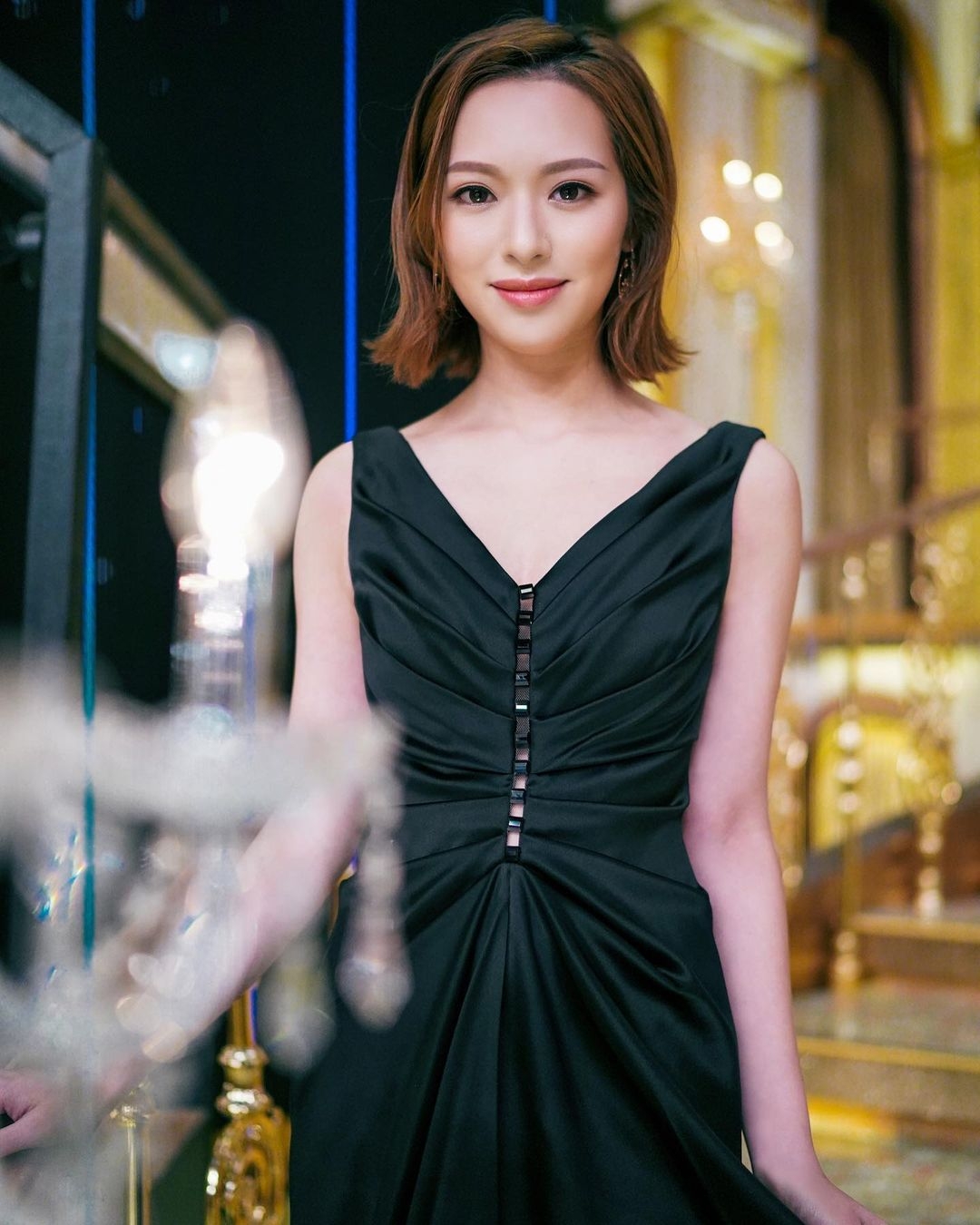 【香港女明星學生相】同樣是香港小姐冠軍的馮盈盈(Crystal)學生時期的外貌也很不錯,有著眼大臉尖的樣子,跟現時非常相似!