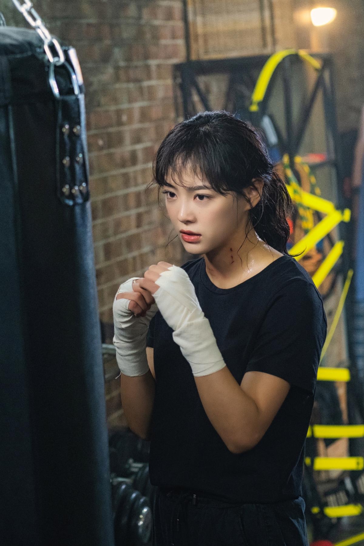 因此,找她來飾演《驅魔麵館》中都哈娜一角絕對是十分適合,有別於常見的柔弱女偶像,金世正在劇中肩負大量的動作場面