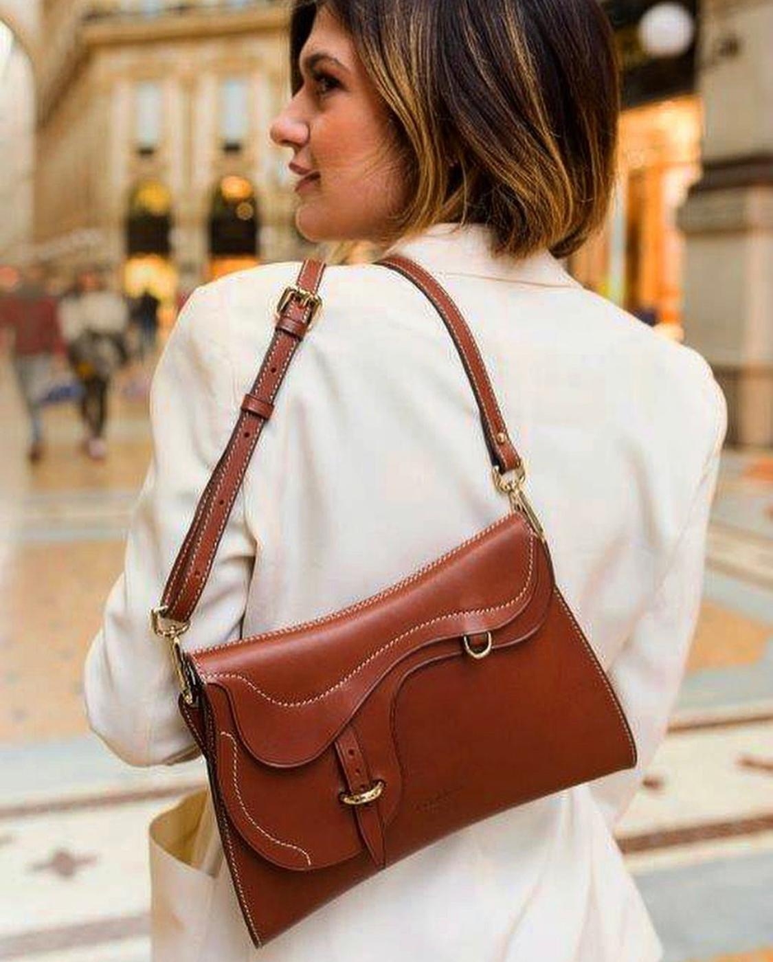 【MIRTA網購手袋】最後必買的還有這款外型帶小波浪的OSELLA翻蓋款手袋,不走一式一樣的保守翻蓋款,反而跳出了傳統的框框