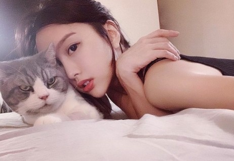 除了妝容之外,加上一副啡色的放大瞳孔隱形眼鏡,就會讓她看起來更有神,瞳孔變大後神情會變得更無辜,像個妹妹一樣,製造年輕的錯覺!另外,一頭黑/深啡長髮就給人感覺像個初中生,是最單純的髮型之一。