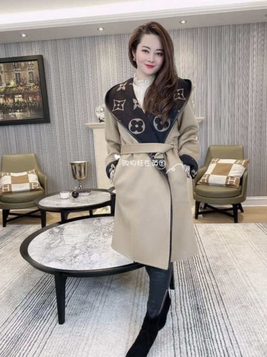不少網民撇開爭論,談論衣服和她的配襯度,有網民把官方的穿搭圖片,發現穿出來的感覺很不同,就算是一些貴婦穿起來感覺也比較好看。領口露出來的部分也較小而且腰帶綁得沒有斯亞綁的隨意,相對斯亞就穿的顯大和臃腫。