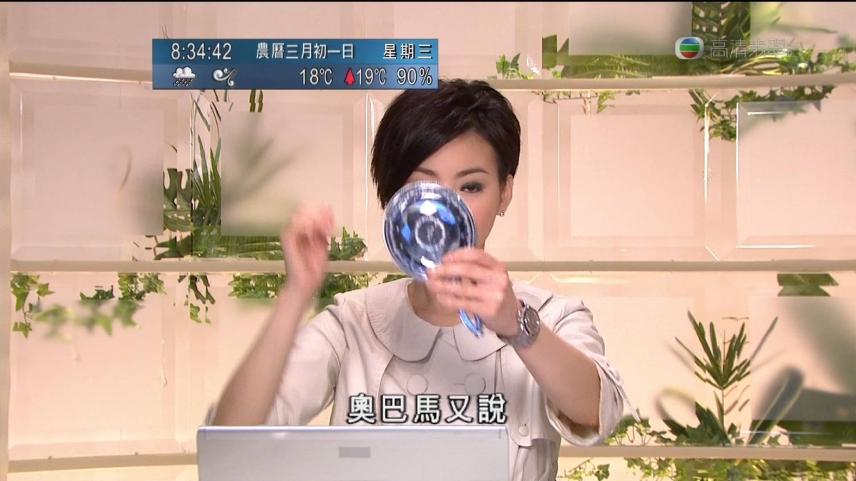 【無綫TVB新聞主播】周嘉儀可能在上鏡前沒有好好整理儀容,所以上鏡時感到沒自信,於是在途中就拿出小鏡子來照照自己的樣子