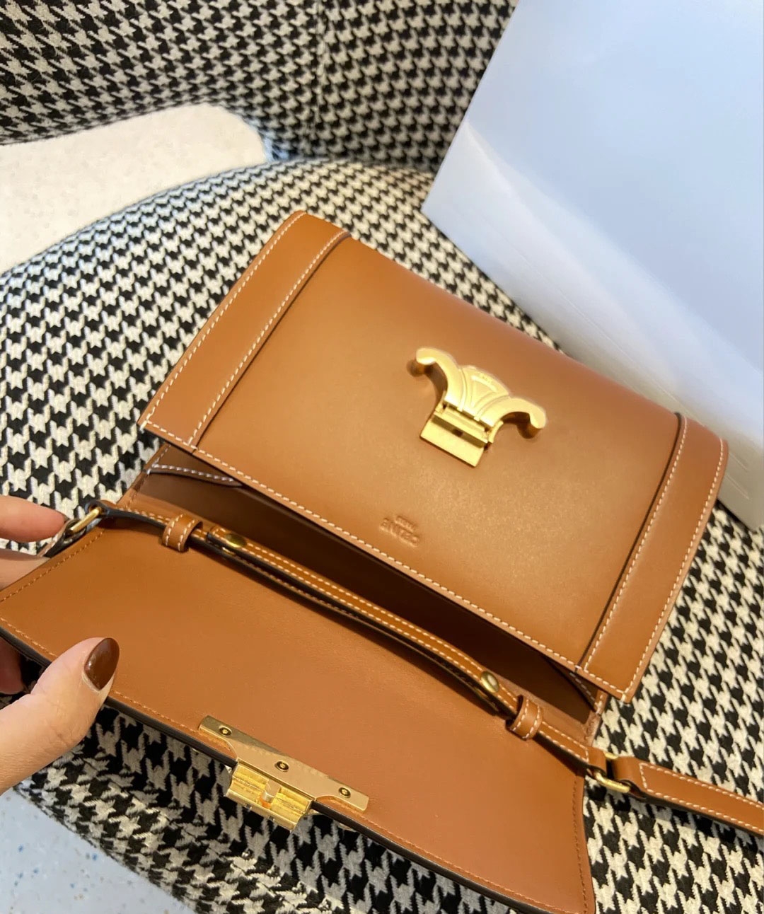 【CELINE手袋】CELINE焦糖色凱旋門STRAP BAG信封包WOC