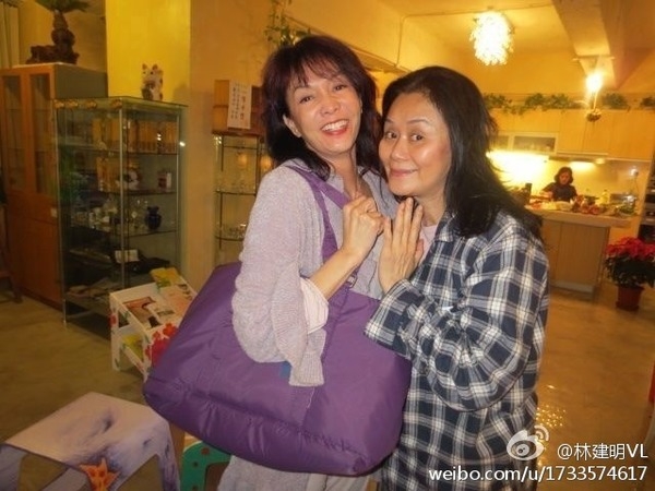 Do姐也揚言自己曾在2012年親自收過收到對方送出的奶粉袋,更指自己並無任何用途,其他成員的子女又長大了,又不能轉贈他人,這個無用處的禮物讓她非常苦惱!