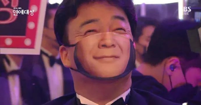 不過全晚最適合配戴這個笑臉口罩的,就是韓國美食達人白種元!他的大頭鏡頭紛紛被網民熱議,因為他的臉型完美貼合了口罩的形狀,戴上口罩後也100%還原他自己的樣子,大家也覺得非常神奇!」
