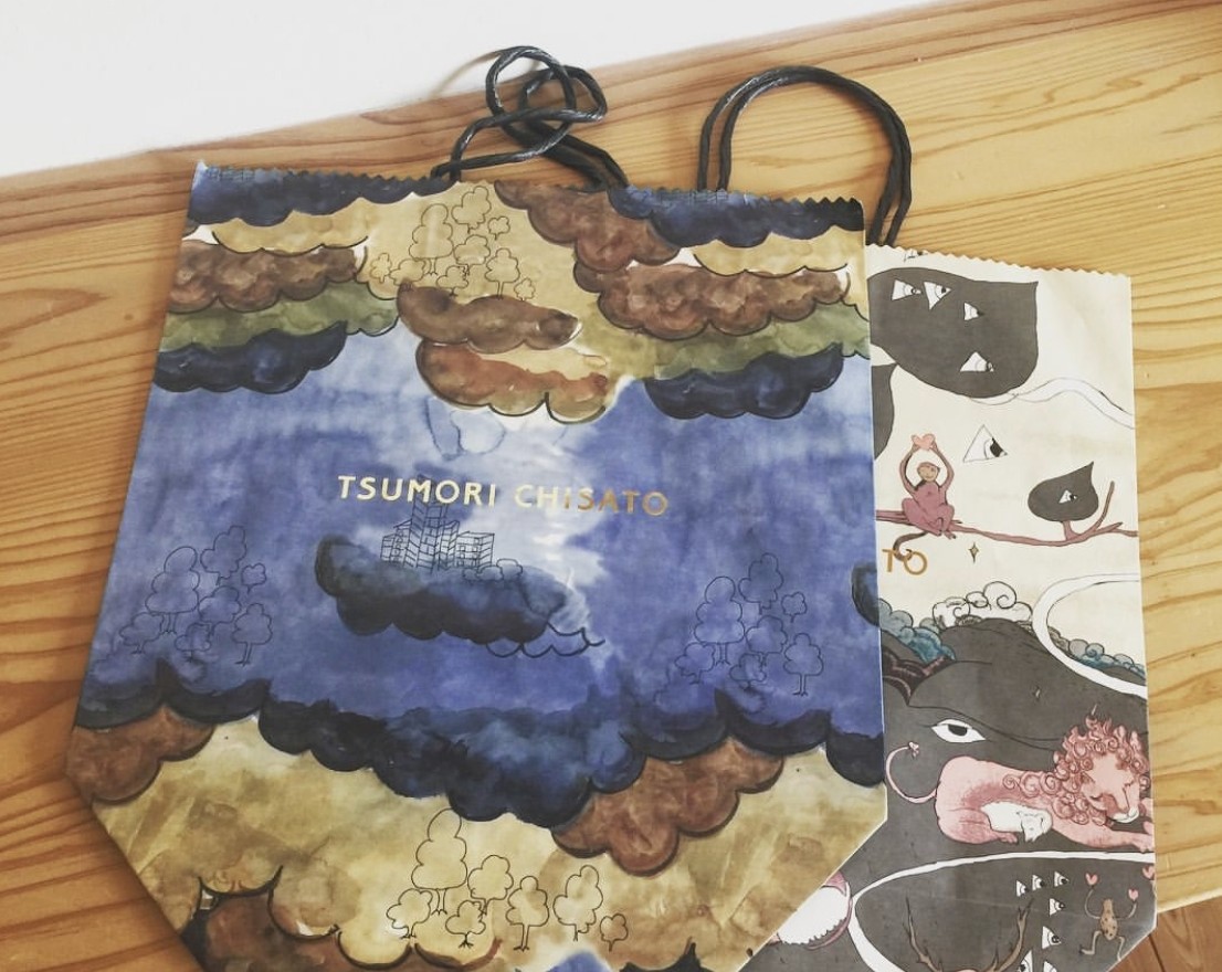 儲物盒的深度也可以調整至自己理想的尺寸,不用在市面上勉強買尺寸差一點點的儲物箱。把外型美美的紙袋作改造還可以當作一個特別的裝飾呢!