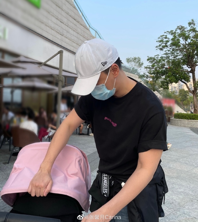 林峯去年與比他小11年的大陸網紅張馨月結婚,並於今年9月誕下兒子,家庭幸福美滿。不過日前在內地生育時,有傳月子中心爆出林峯不肯花錢,沒有選用最高級的產後修復套餐,鬧出「假豪門」的風波。雖然有傳林峯家底並不豐厚,但是他近日也勤力拍劇搵銀,賺奶粉錢養妻活兒!