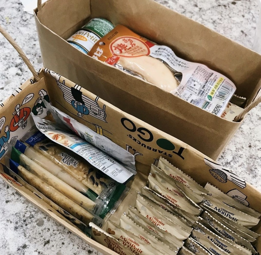 放置零食也是一個不錯的選擇,可以讓零食不易被壓扁,可仔細分類。