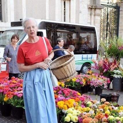 這點親民貼地的丹麥女王絕對略勝一籌，從年輕時已是一位極度貼地的君主，不但常常被媒體拍到穿著廉價的服飾單品在街頭出現，更會不時以腳踏車代步到街市買菜！