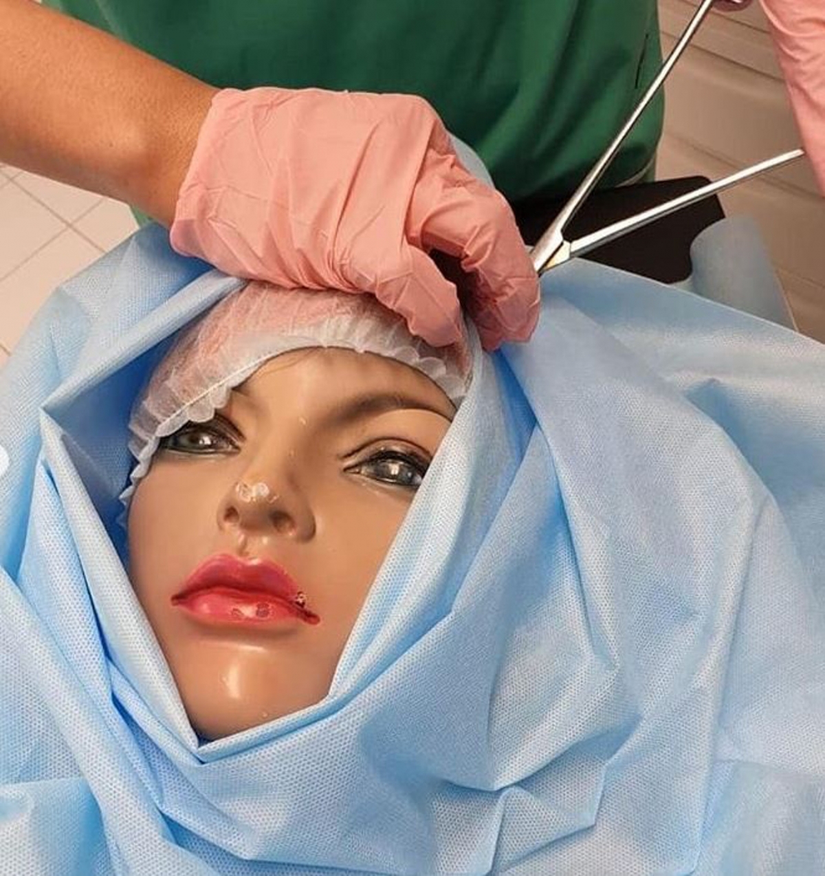 Yuri Tolochko更強調確實是帶女友到一所有醫生的診所完成手術。