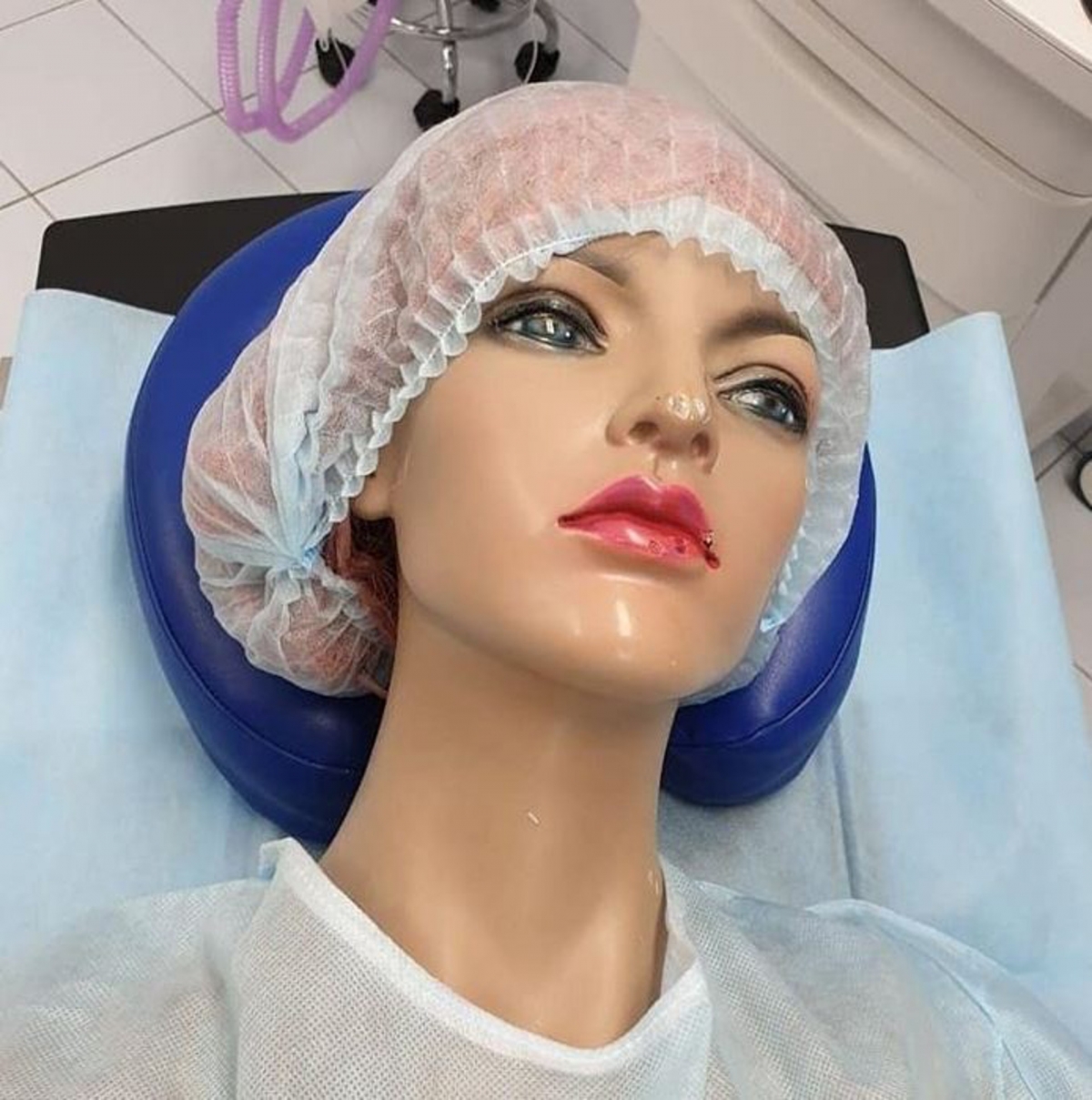 Yuri Tolochko表示因為Margo經常受到了網民的批評,而令她心情低落,對外表漸漸失去自信,於是就帶她到外面的整容診所為她「整容」