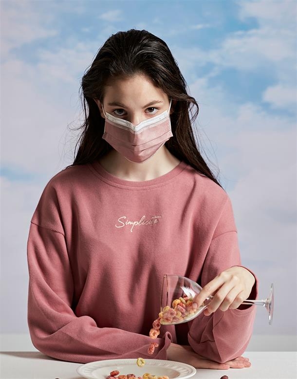 為活潑的粉紅色注入沈穩的秋冬色澤,打造成「乾燥玫瑰」的顏色