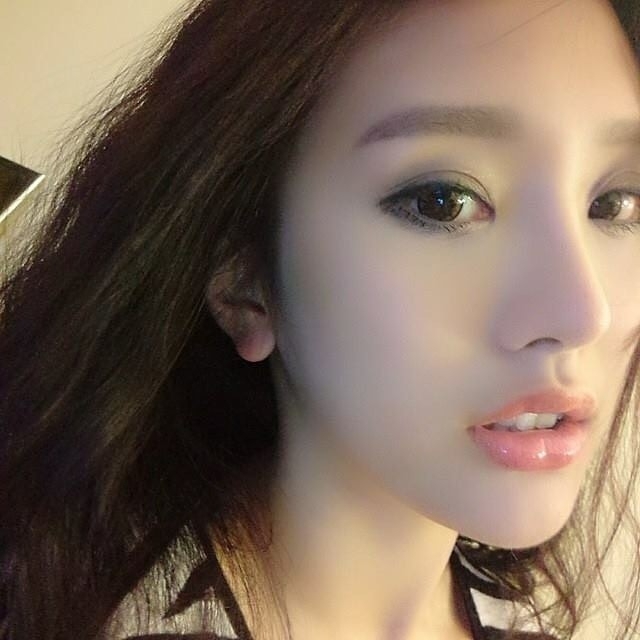 網民在留言紛紛大讚DaDa的美貌十年如一日,稱讚她:「美少女」,更笑指「你成年未啊?」、「唔知以為係15、6既絕種MK妹!」她的這張相片被大讚凍齡甚至逆齡,樣子甚至比起她初出道時還年輕,到底是如何辦到的呢?