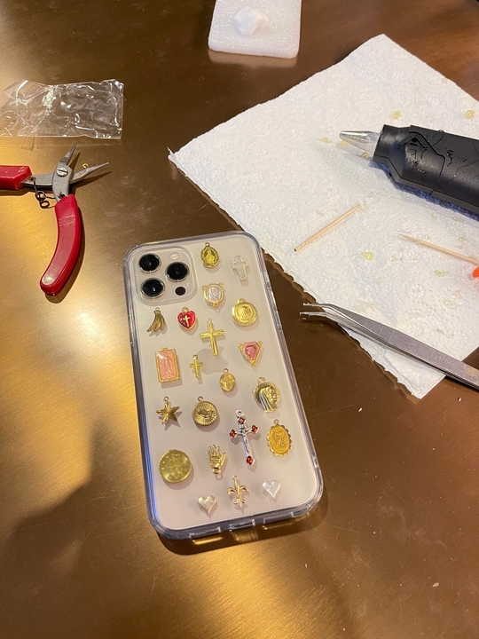 連登討論區的「巴打」就發帖「diy :手痕痕整左個 iphone case 比女友」