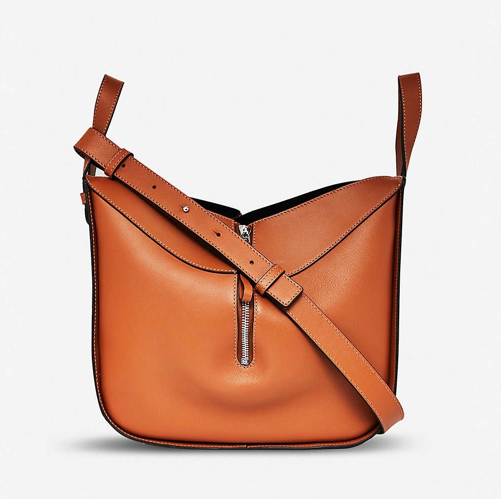 【LOEWE名牌手袋】這款LOEWE「Hammock」手袋相信大家也不陌生，以拉鍊式設計取代日常較常見的抽繩開合式，手提及側揹可變出不同的個性