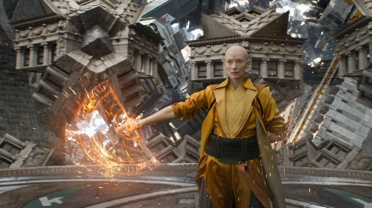 事實上,Tilda Swinton一向都熱衷藝術,她參與行為藝術的歷史多不勝數。譬如在2012年便曾經與時尚歷史學家Olivier Saillard合作在台上即興進行45分鐘的默劇