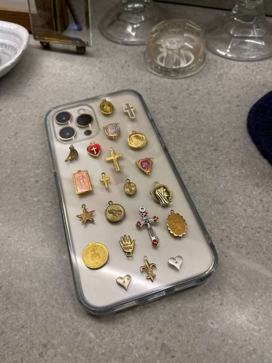 連登討論區的「巴打」就發帖「diy :手痕痕整左個 iphone case 比女友」