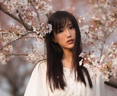 31歲的DaDa陳靜近日曬出逆齡自拍,皮膚白滑樣子清純,甚至比起初出道的她更年輕。網民紛紛大讚她的美貌,指笑言問她:「你成年未啊?」讓網民一度懷疑她的真實年紀~從DaDa的3個打扮上的細節,可以發現一些減齡小機心喔,女生們必學!