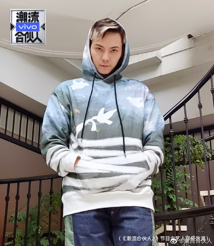 當中以熱愛時尚見稱的陳偉霆帶了許多的球鞋和飾物來參與節目