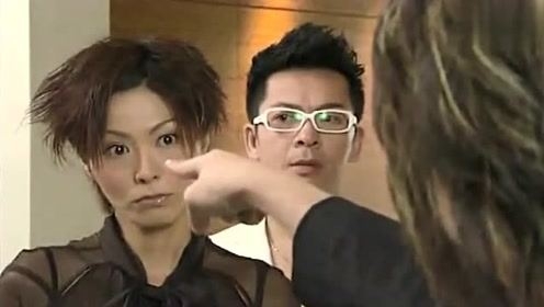 不少人認為該侍應有高情商，而且保持工作時的專業態度，前途無可限量。不過，那位客人的無理做法實在引起不少人的怒火，認為這種人侍著自己有消費就高高在上，自己違規還要刁難侍應，實在不應縱容。