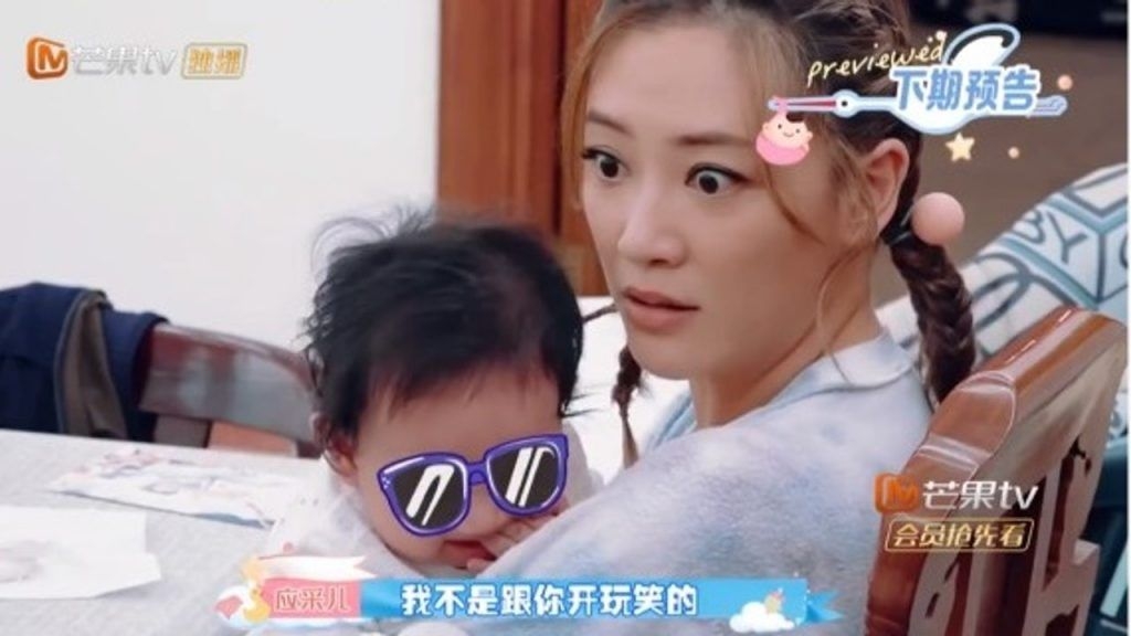 綜藝節目除了紀錄Jasper的成長之外,另一看點就是陳小春和應采兒的教育方式。出名火爆的陳小春和嚴格的應采兒,在「不溺愛」的教育方式上引起不少爭議。另外,也有不少人指讓Jasper整個童年都浸沒在娛樂圈內,會影響他日後的生活和發展。