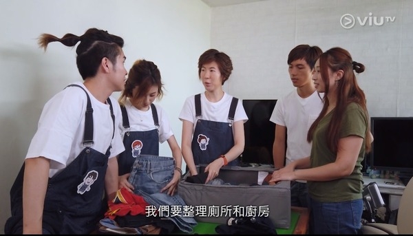 【執屋】ViuTV全新家居整理節目播出第二集,這一次就到了一個4人家庭進行斷捨離。男嘉賓Ray就與父母和妻子同住,家中尚算整齊。不過Ray揚言妻子曾帶同她的媽媽到這幫忙執屋,更指本身的家更亂。主持人到了廁所勘察時,就發現全家人竟然會用同一條浴巾抹身!