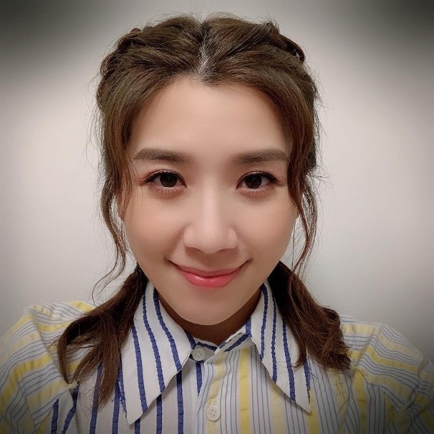 【香港女明星學生相】黃智雯更同時發佈了一張現時的對比照,還原當年的學生照模樣,照片中的她同樣是紮起孖辮,面露微笑