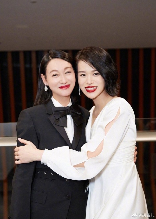 在決賽中的嘉賓就有來自香港的吳鎮宇和惠英紅,他們為胡杏兒頒獎和祝賀。胡杏兒表示在這個場合遇上舊同事真的非常感動,包括秦沛、吳鎮宇、姜大衞、惠英紅等,讓她非常有親切感。