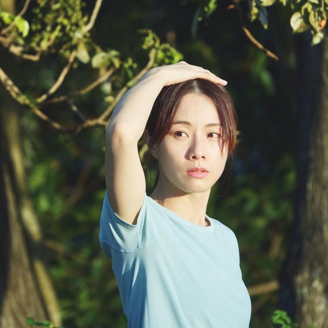 鄧麗欣一路走來擺脫了在大眾眼中被視為「膚淺之作」的愛情女主角形象,但是卻從沒有對這段歷史全盤否認