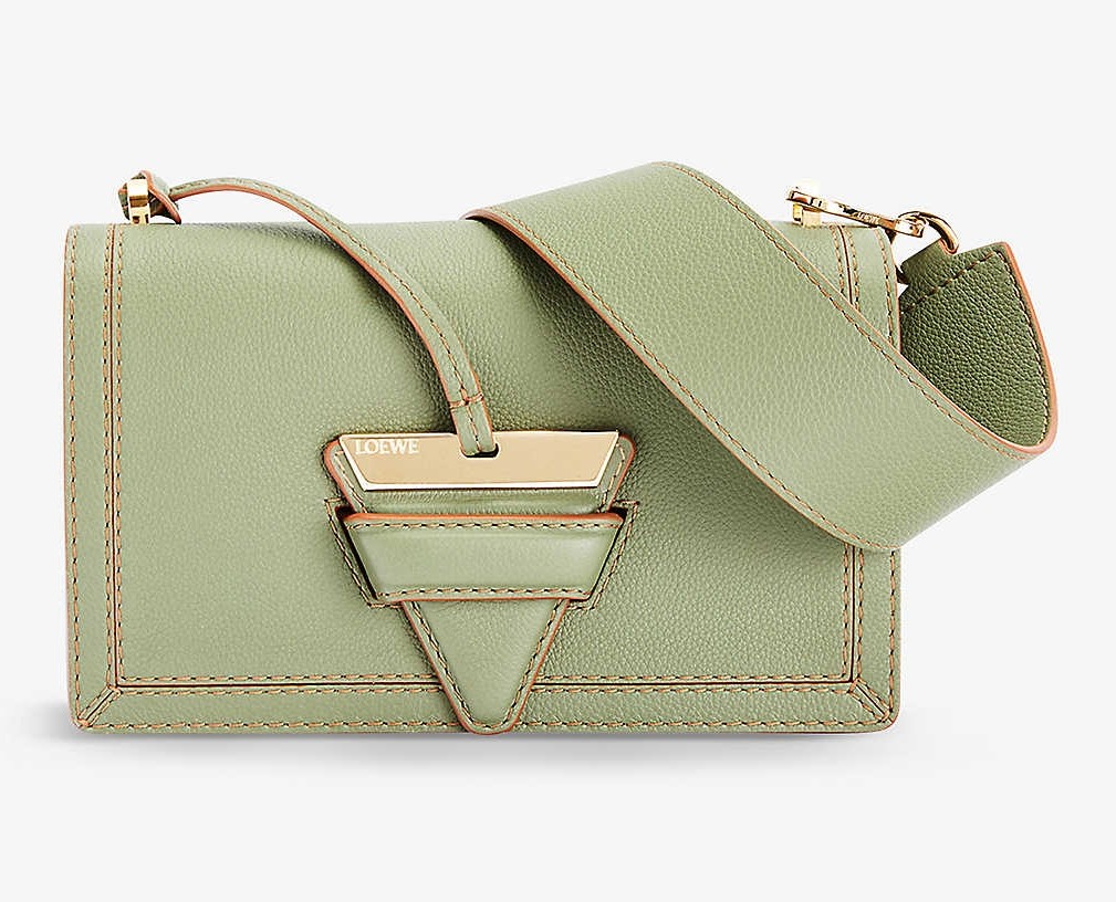 【LOEWE名牌手袋】LOEWE人氣高企的「Barcelona」手袋成了入門top之選～典型的長方形設計飾以金屬三角形封口，令整個質感大大提升～