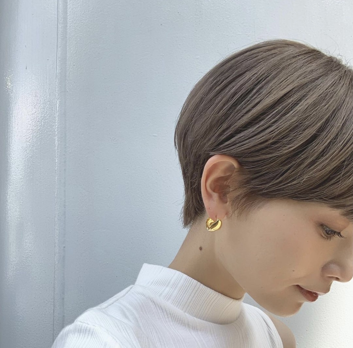 第二階段的髮型就比較可愛，後髮大概留長了一點，會貼頸一些，這個時候就要加強頭頂的弧形，增強蓬鬆感！兩側額度頭髮長了後，可能還未長至顎骨，所以可以把兩側頭髮翹至耳後，頭型就會比較好看～