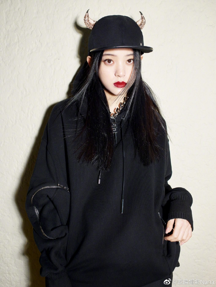現年20歲的歐陽娜娜自北上發展後憑藉精緻的外貌以及「星二代」的身份迅速走紅,可是近來其言論行為也屢屢惹起爭議。