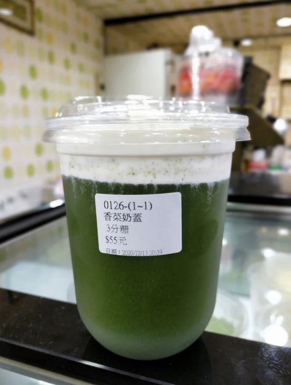 她看見廣告牌後被這新奇的配搭吸引,馬上購入一探究竟~在點餐時,店員說點芫荽奶蓋配的是綠茶茶底~版主一向都在喝手搖茶都會時選擇無糖, 但卻被店員阻止:「點無糖的話,香菜味會比較重,大多數人都點正常糖」不過怕甜的她最後點了3分糖,不懼怕重口味。