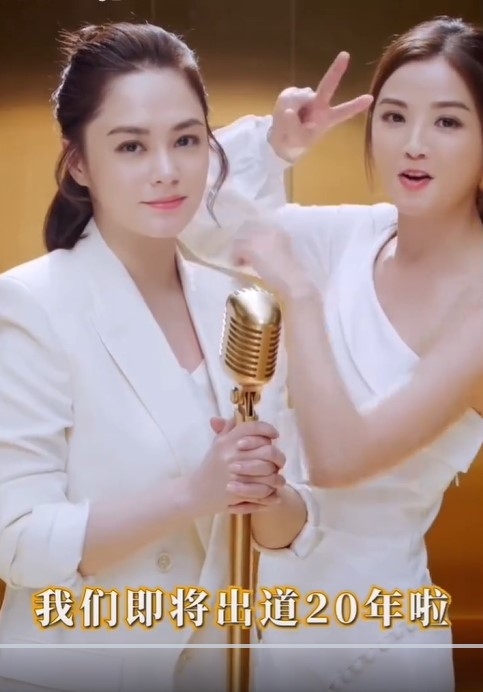 阿SA、阿嬌同框合唱!尷尬舞步+阿嬌「大隻」身材成亮點,網友:大阿SA幾個碼