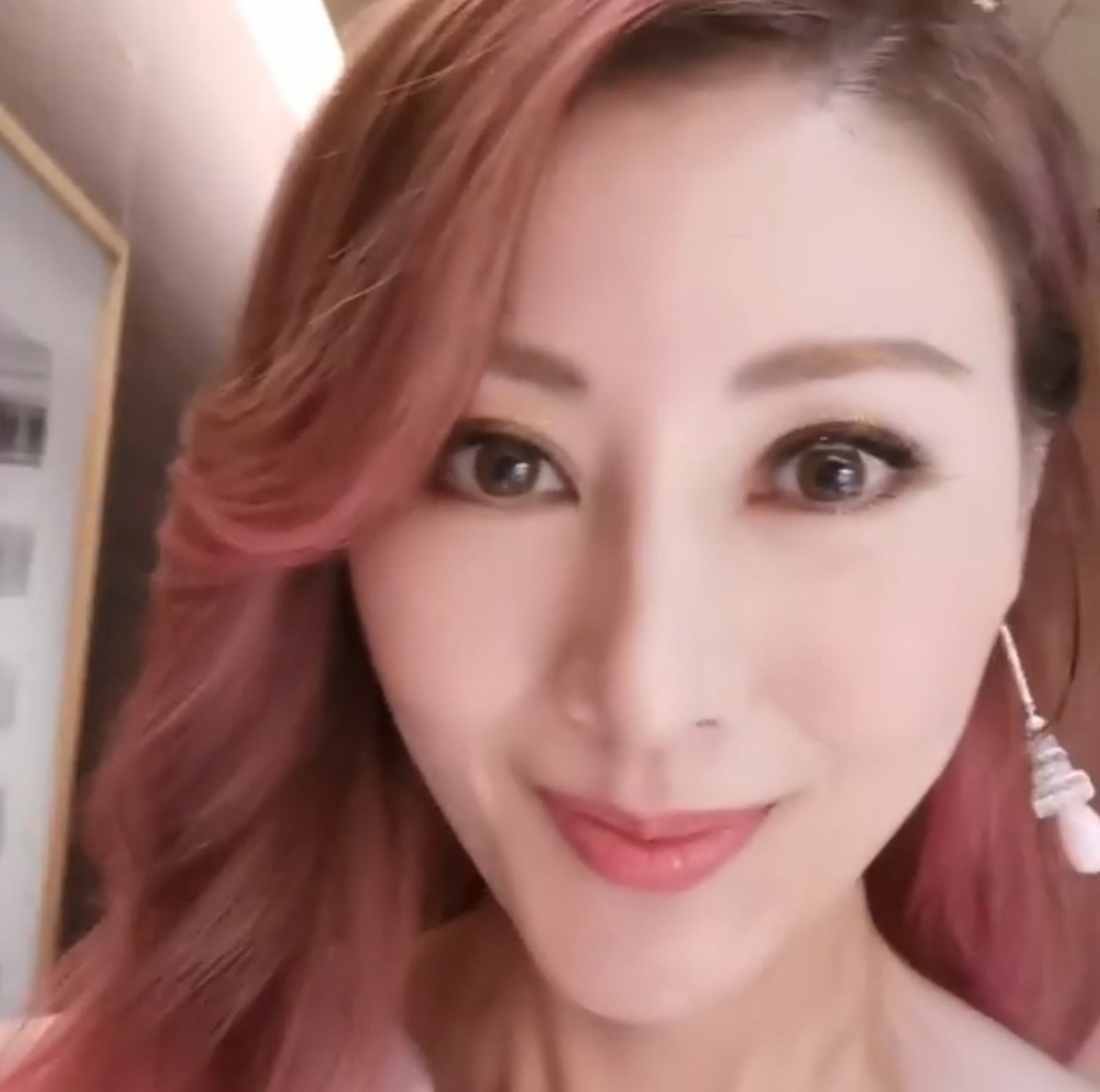 不少網民也大讚她造型百變,踏入50歲的她還保持女神般的美貌,完全carry起粉紅色的頭髮。作為相夫教子的人母也狀態不錯,大讚她天生麗質。不過在另一條她上載的自拍影片中,就有網民指她略顯老態~