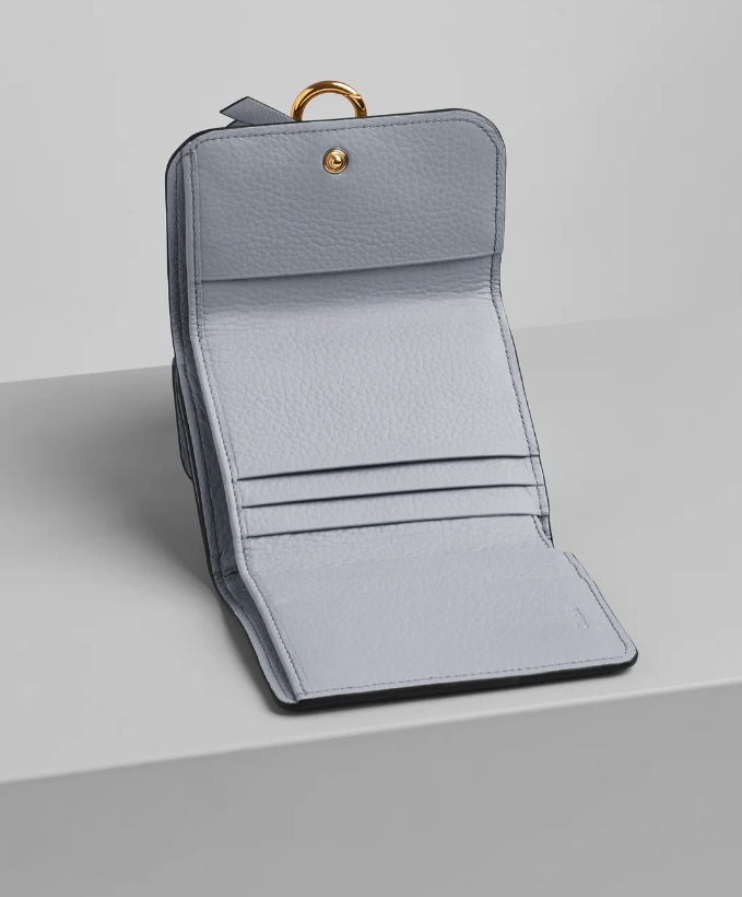 另一款值得留意的Chloé銀包就是這款Alphabet small tri-fold wallet了!