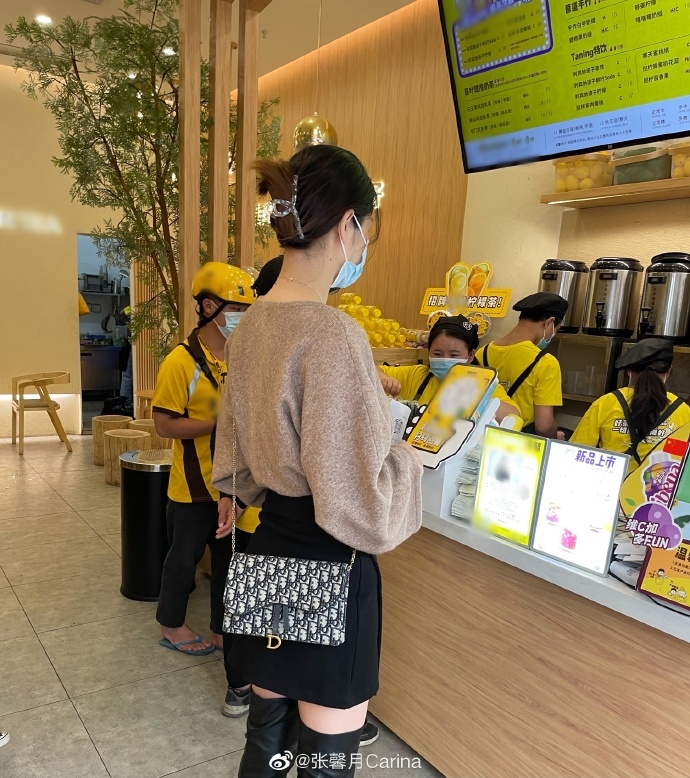 張馨月在社交平台上大曬的名牌手袋大部分都超過一萬元,當中包括包括兩個LV袋、一個巴黎世家手袋、Dior馬鞍袋、和一個與Black Pink Lisa同款的Celine腋下袋。她的購物態度非常果斷隨心,直言:「看到特別喜歡的商品,哪怕目前用不了,先買再說!果斷拿下拿下!」