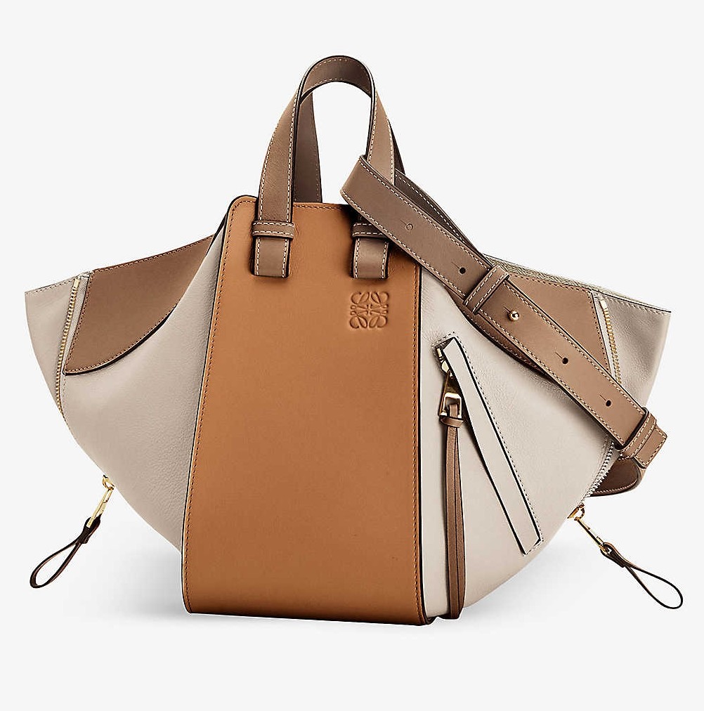 【LOEWE名牌手袋】這款LOEWE「Hammock」手袋相信大家也不陌生，以拉鍊式設計取代日常較常見的抽繩開合式