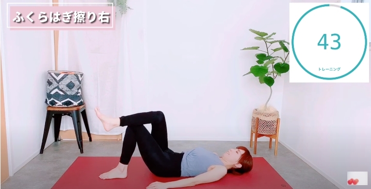 【瘦肌肉腿運動】第三步就要開始按摩小腿的肌肉,透過按摩小腿可讓肌膚變鬆,同時又可速進血液循環得更好。