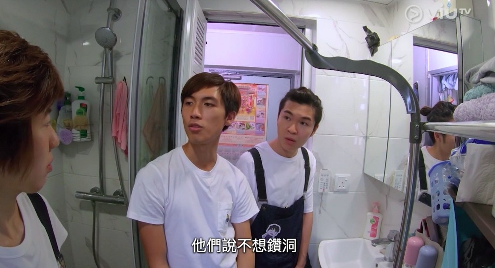 Ray就急急解釋其實全因毛巾架只得很小空間,無法再多放幾條毛巾。Ray嘗試換做掛鉤,但是父母就指是牆壁是玻璃牆,黏上掛鉤後會有痕跡留下,也不想鑽牆,所以就無辦法,繼續共用毛巾。