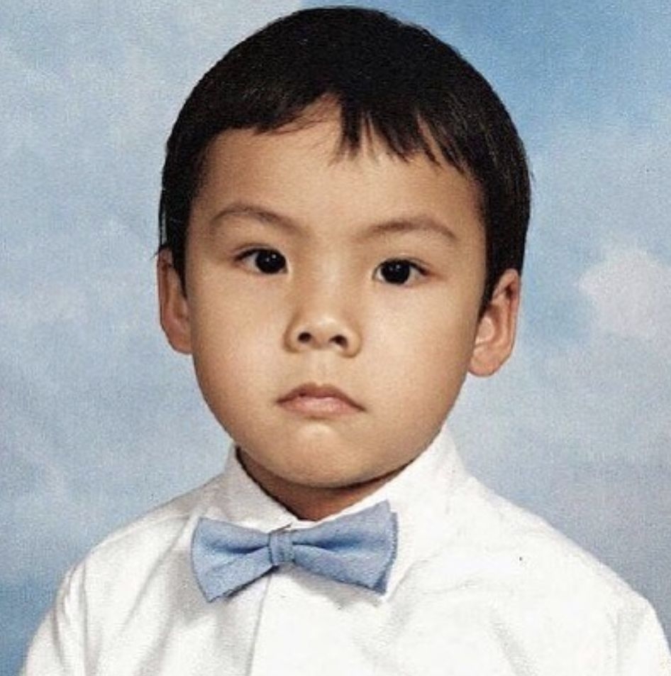 【香港男明星學生相】陳偉霆之前在節目中就已公開過自己幼稚園時的學生相,小時候的他其實還超好認的,特別是眼神完全是一模一樣