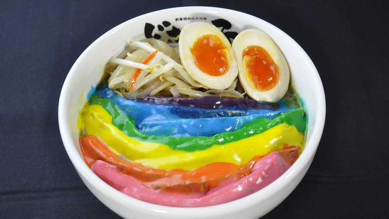 日本近日推出了一款「熔岩芝士彩虹拉麵」,拉麵上舖著7色的拉絲芝士,打卡一流!不過原本想以夢幻外表作賣點的它,有食客表示在進食後,這碗麵竟然變了超噁心的暗黑料理!