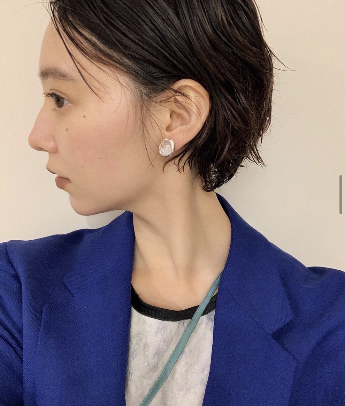 就由最短的髮型開始處理，頭後的頭髮大概時短至貼頭，最短的就可能只得幾cm～這個長度非常適合帥氣的女生，男子氣得來帶點成熟，因為短，也不用怎樣打理。在兩側製造一點線條感就很美了～