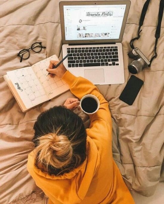 肺癌肆虐，不少人也需要在家工作，避免到人多的辦公室裏增加患病的風險。雖然必須乖乖做好防疫措施，不過Work From Home也有不少麻煩的地方，例如有些人的家環境混亂，而且又可能人多嘈吵，無法專心工作，甚至在重要的視像會議中失禮！有見及此，日本人設計了不少為方便Home Office的用品，解決以上的煩惱。