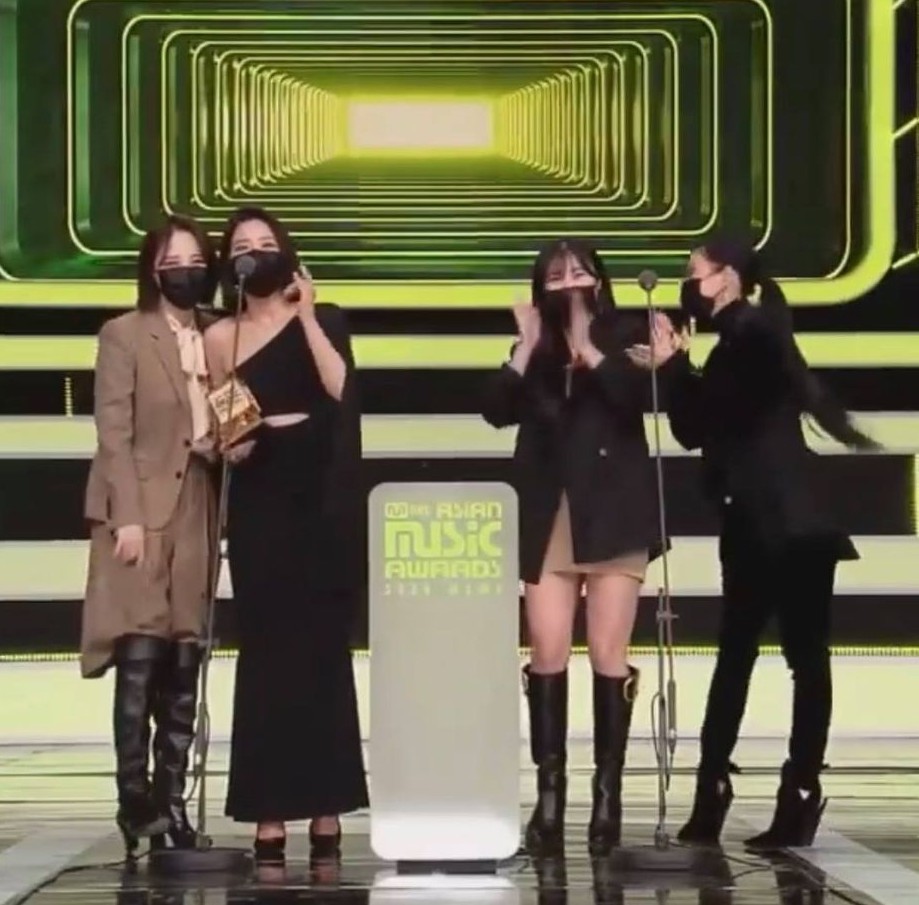 【MAMA2020】韓國大型樂壇頒獎禮「Mnet Asia Music Awards」(MAMA 2020)於周日(6日)以網上直播形式進行,主辦單位今年新增的防疫措施引起網民熱話,包括因病不能出席的BTS成語Suga竟然以虛擬CG登場,不讓粉絲失望。另外,一位負責遞獎和消毒的工作人員也因為穿著前衛而成為了一大看點!